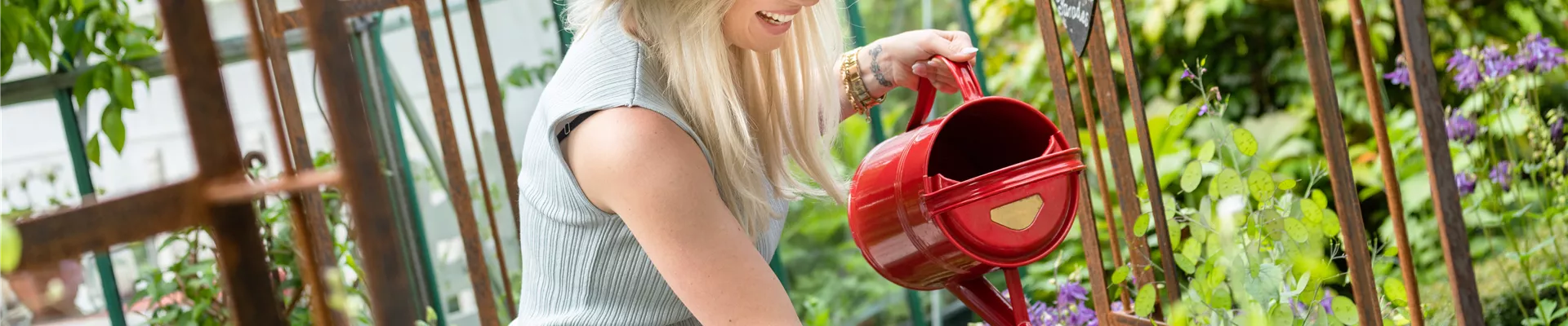 Blumen giessen im Garten